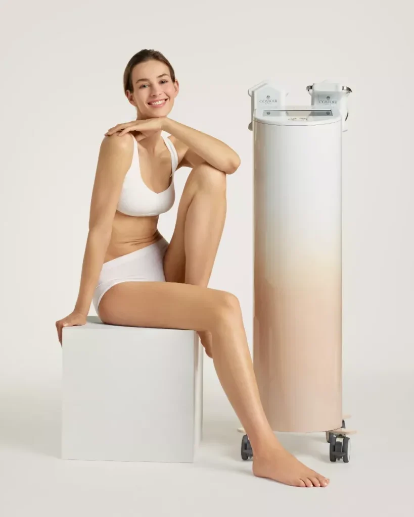 Appareil de cryolipolyse Contour Cryo de Contour Paris, à côté d'une cliente