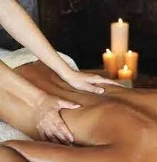 Massage du dos à la lueur de bougies