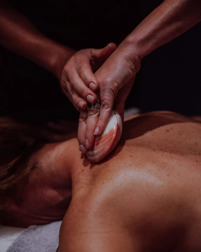 Massage du dos aux coquillages chauds