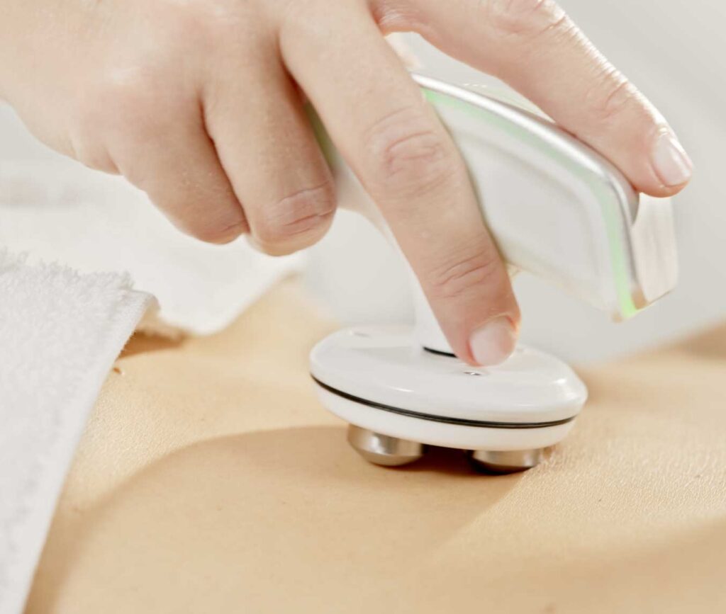 Tête de soin Neocare Elite de Bloomea sur le ventre