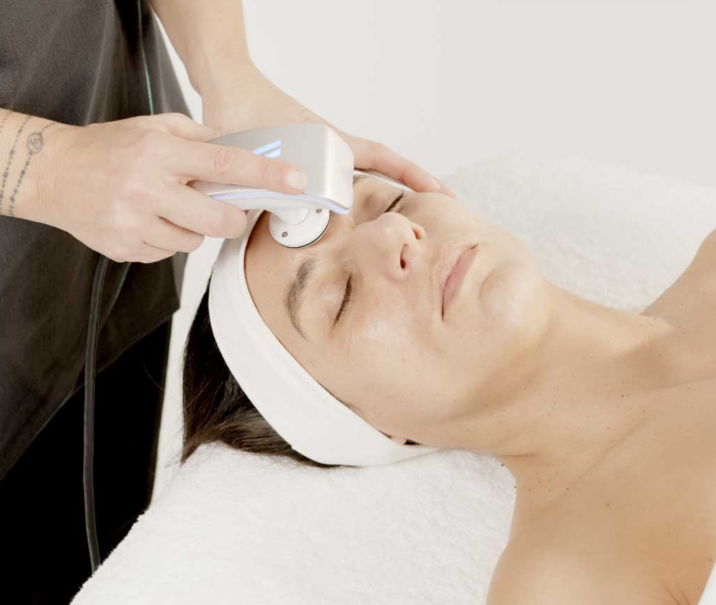 Soin du visage avec l'appareil Neocare Elite de Bloomea