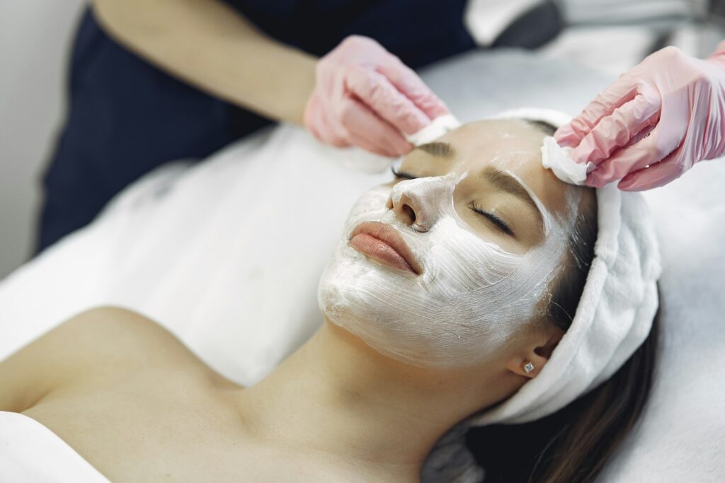Masque crème appliqué pendant un soin du visage