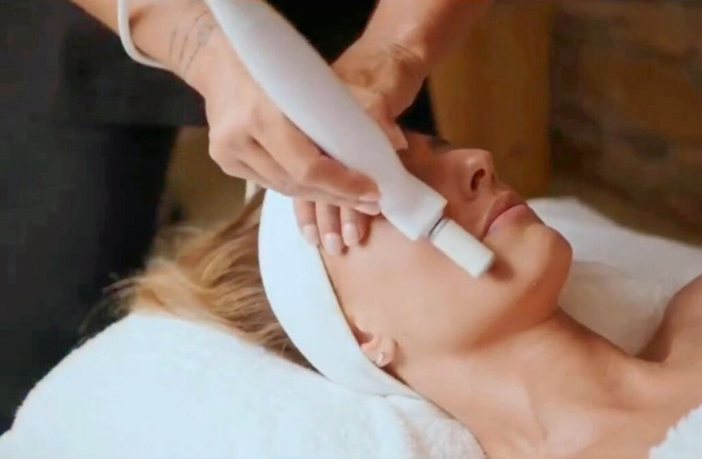 Soin du visage avec un appareil Neocare Bloomea